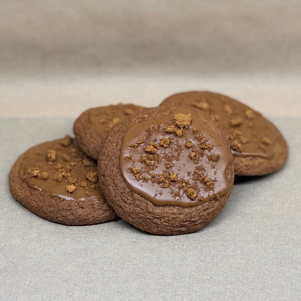 Vanilla gooey cookie topped with Biscoff spread and biscuit crumb.