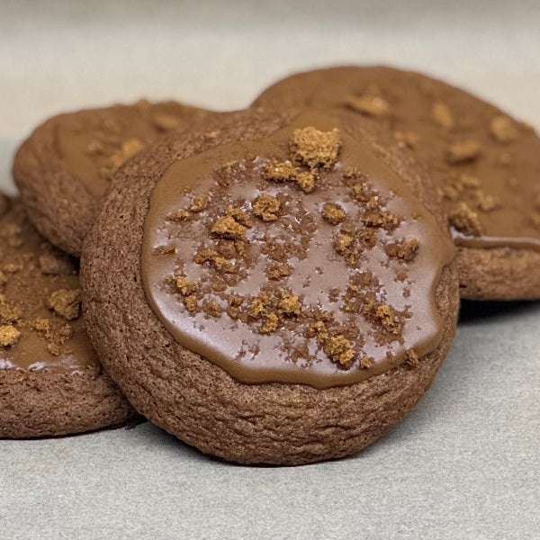 Vanilla gooey cookie topped with Biscoff spread and biscuit crumb.